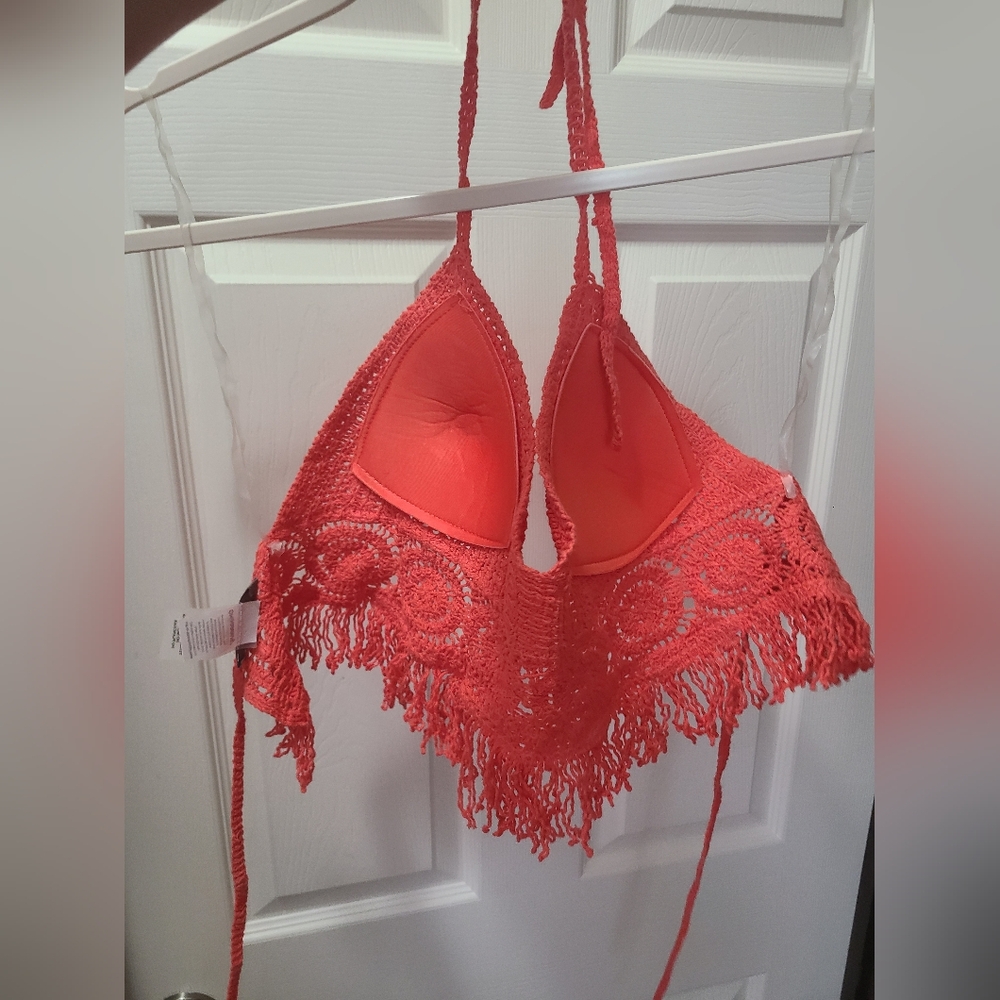Sans Souci Red Crochet Halter Crop Top - Picture 3 of 4